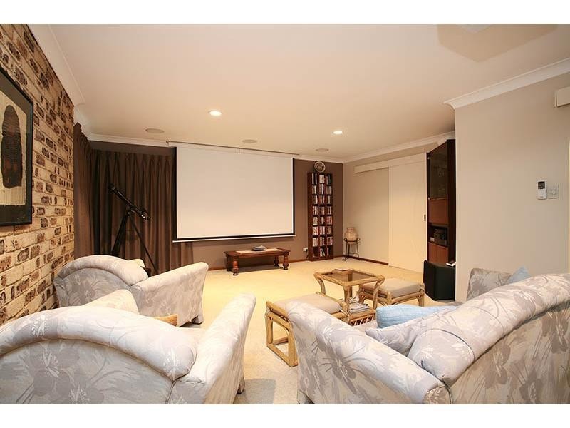 33 Velvet St, Pine Mountain QLD 4306