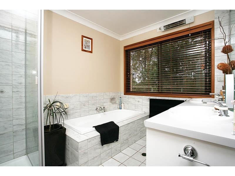 33 Velvet St, Pine Mountain QLD 4306