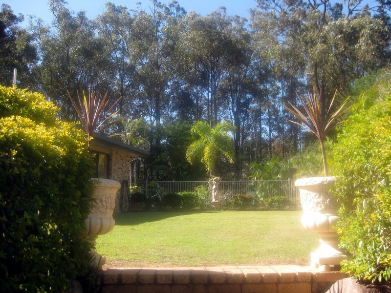 33 Velvet St, Pine Mountain QLD 4306