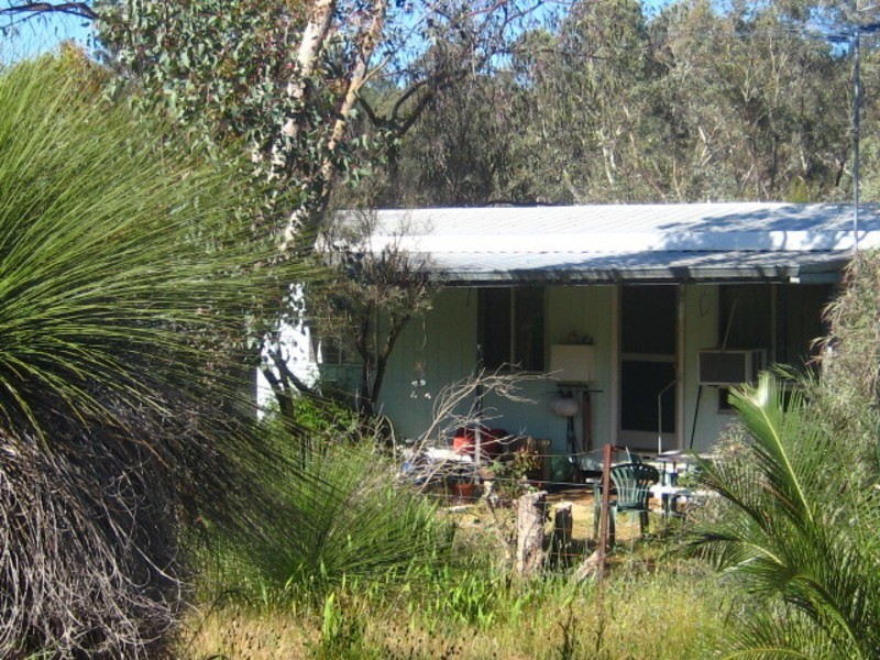 855  Hinkler Road, Wooroloo WA 6558