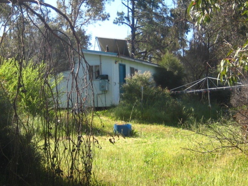 855  Hinkler Road, Wooroloo WA 6558