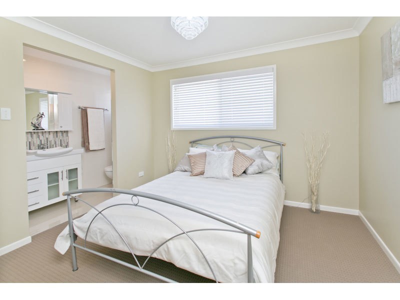 1 Dolphin St, Macgregor QLD 4109