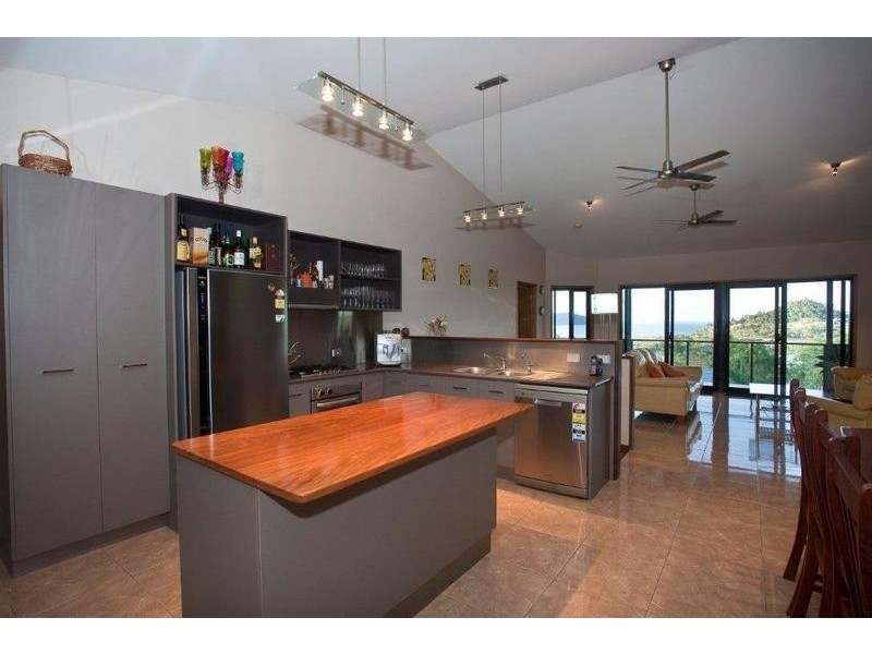 17 Country Road, Cannonvale QLD 4802