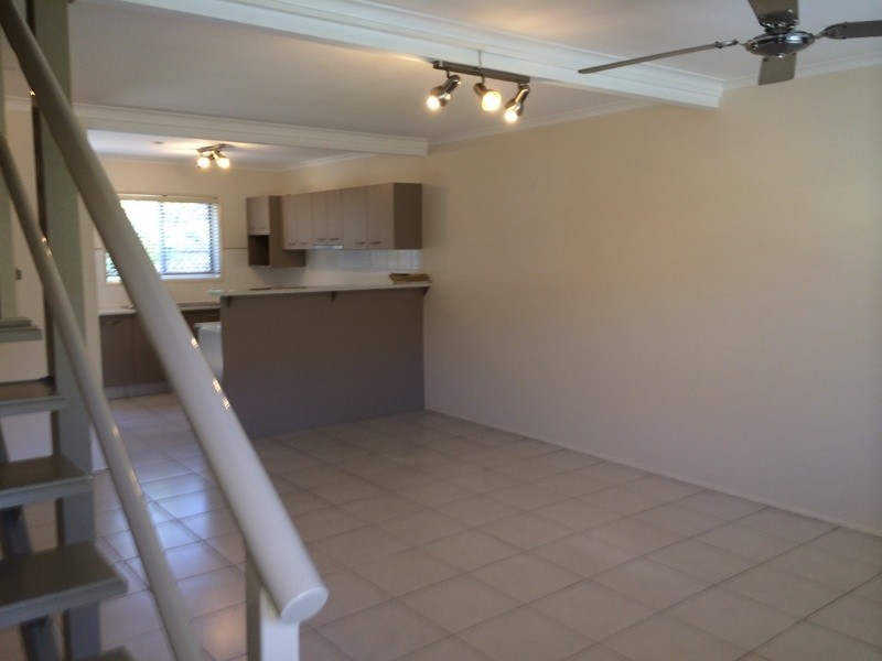 3/12 Errol Avenue, Paradise Point QLD 4216