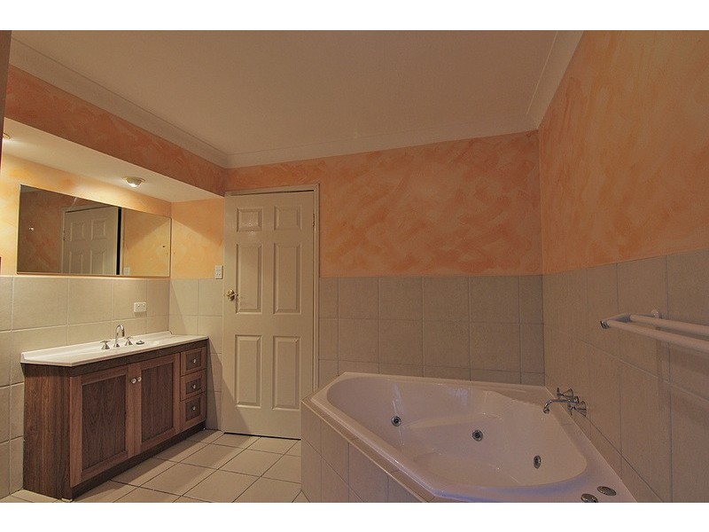 8 Maribor St, Westlake QLD 4074