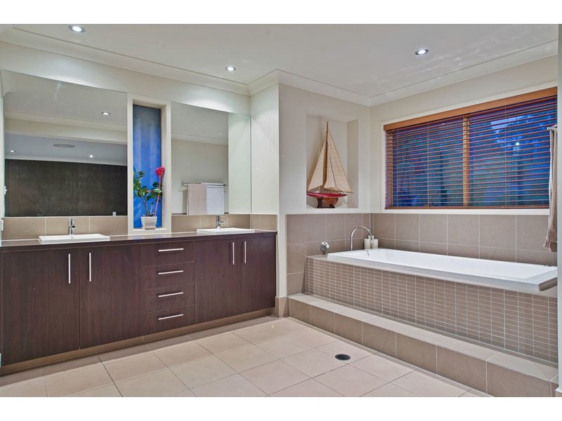 15 Summer Hill Crescent, Maudsland QLD 4210