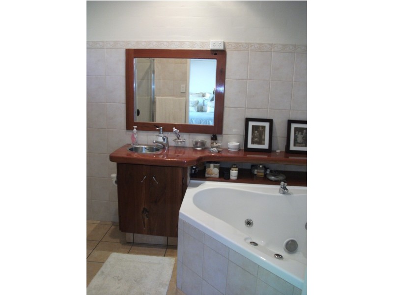 8 O’Grady Drive, Paradise Point QLD 4216