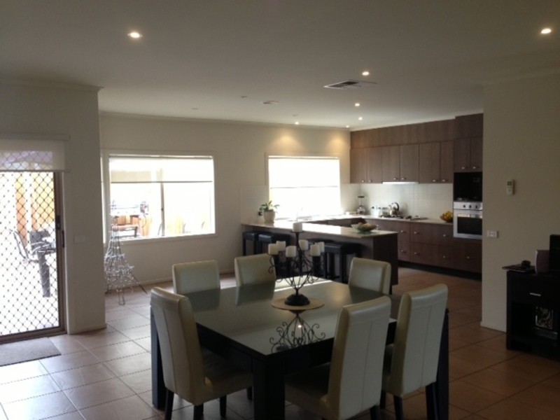 11 Kirribilli Boulevard, Taylors Hill VIC 3037