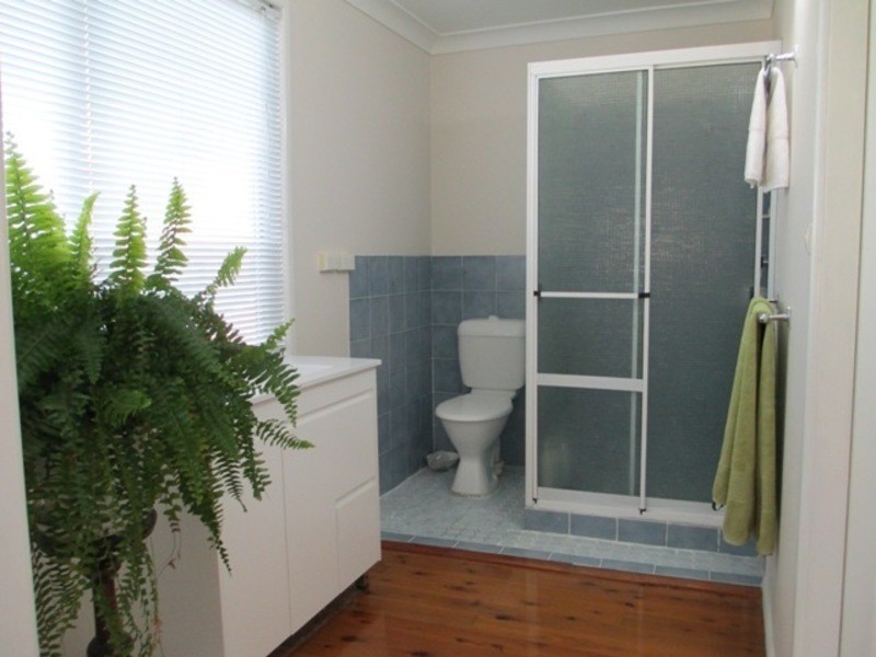 8 Winbin Cres, Gwandalan NSW 2259