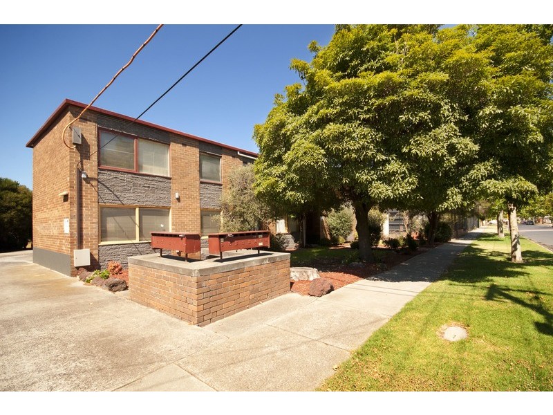 2/13 Ormond Rd, West Footscray VIC 3012