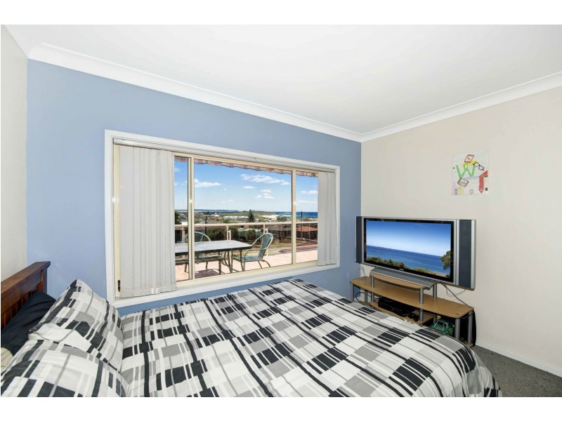 22  Park Ave, Caves Beach NSW 2281