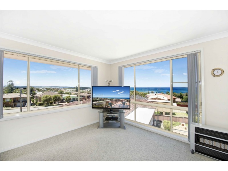 22  Park Ave, Caves Beach NSW 2281