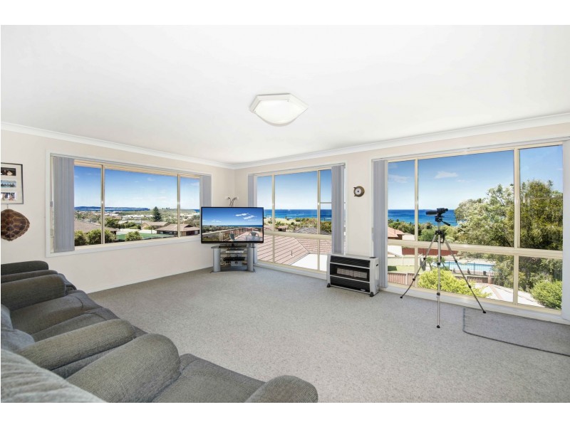 22  Park Ave, Caves Beach NSW 2281