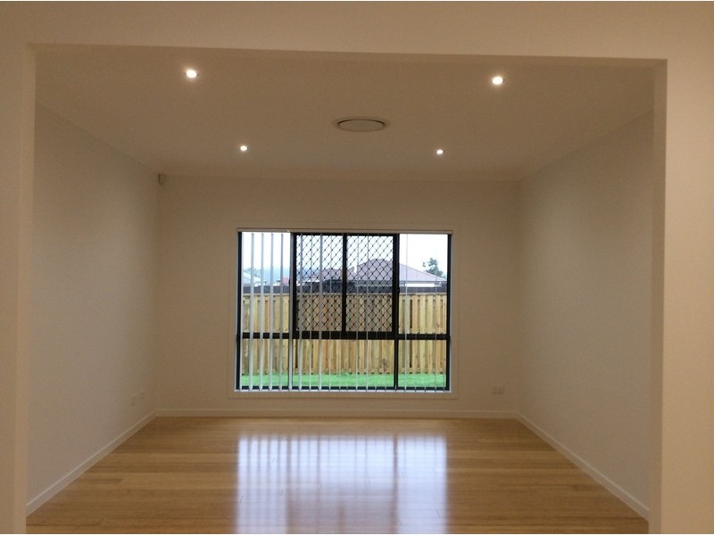 11 Highland Drive, Regents Park QLD 4118