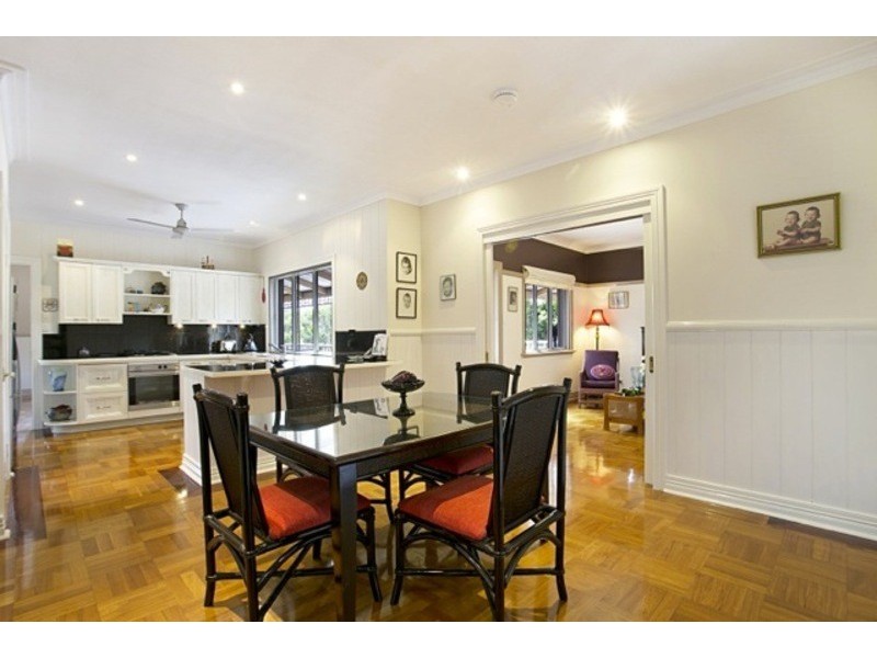 4 Whiteley Close, Brookfield QLD 4069