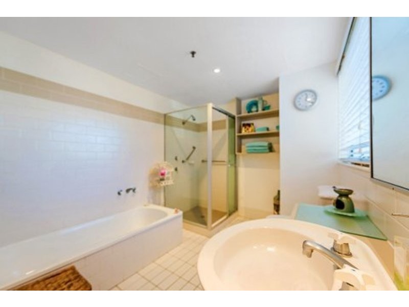 7 FERN St, Surfers Paradise QLD 4217