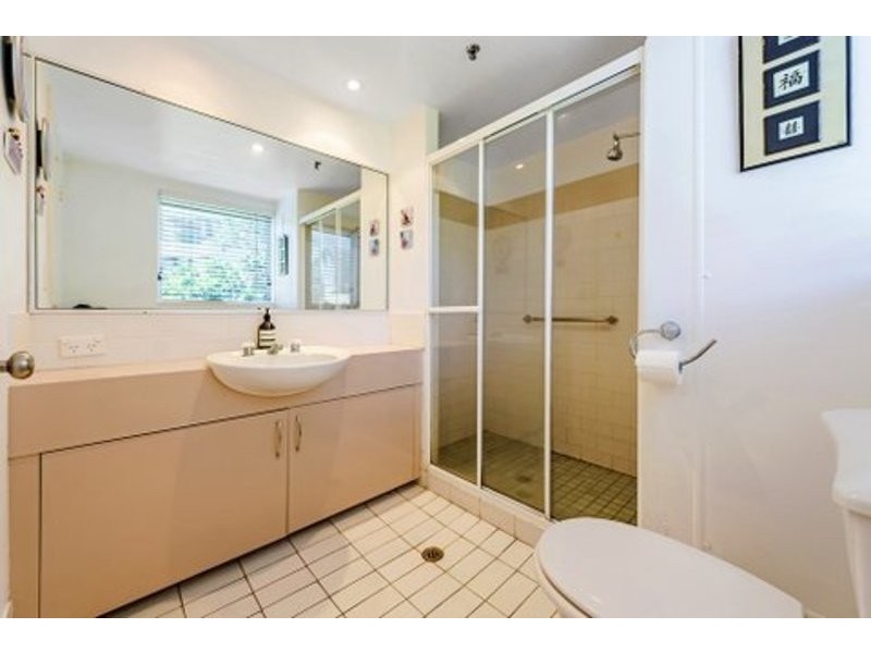 7 FERN St, Surfers Paradise QLD 4217