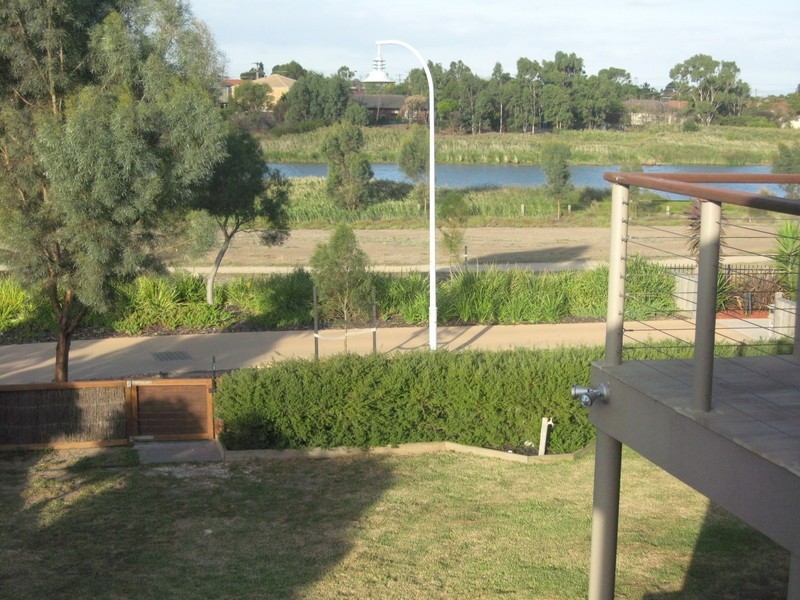 22 Riverglades drive, Sanctuary Lakes VIC 3030