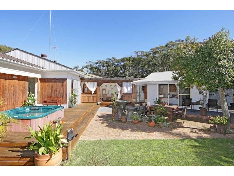 23 Reserve Drive, Bateau Bay NSW 2261