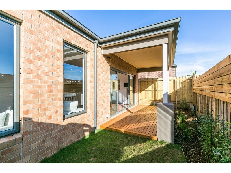 2/15 Bourbon Way, Waurn Ponds VIC 3216