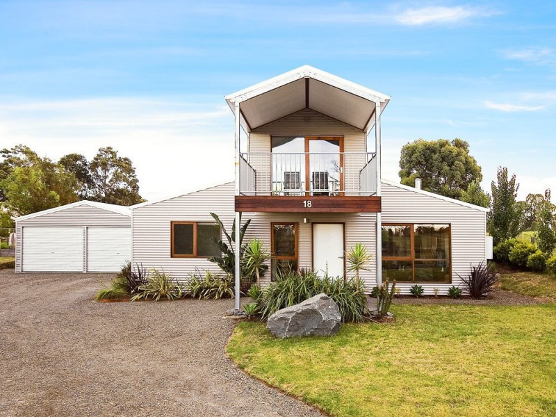 18 Falcon Grove, Metung VIC 3904