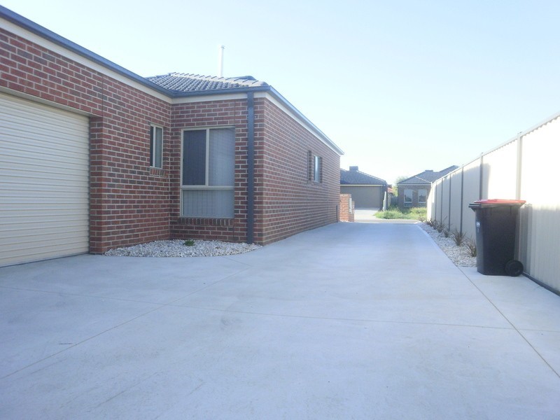 1/3 Anastasia Court, Hillside VIC 3037