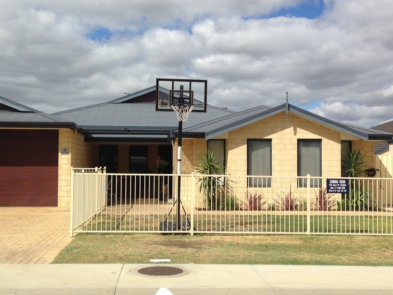 28 Kelang Rd, Wattle Grove WA 6107