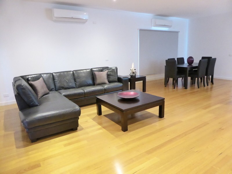 30 Brunton Ave, Caroline Springs VIC 3023