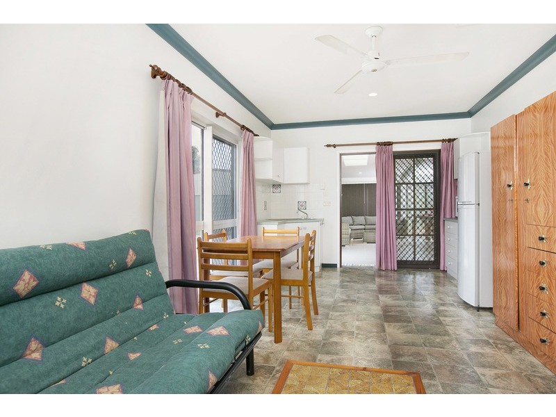 6 Dunbar St, Mooroobool QLD 4870