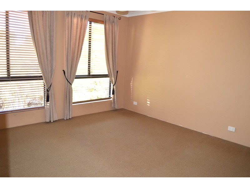 12 Peron Place, San Remo WA 6210