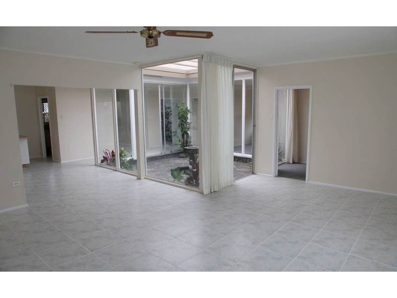 2  Binda Place, Bundall QLD 4217