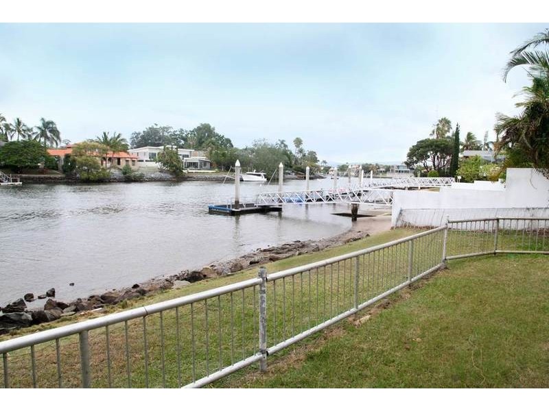 2  Binda Place, Bundall QLD 4217