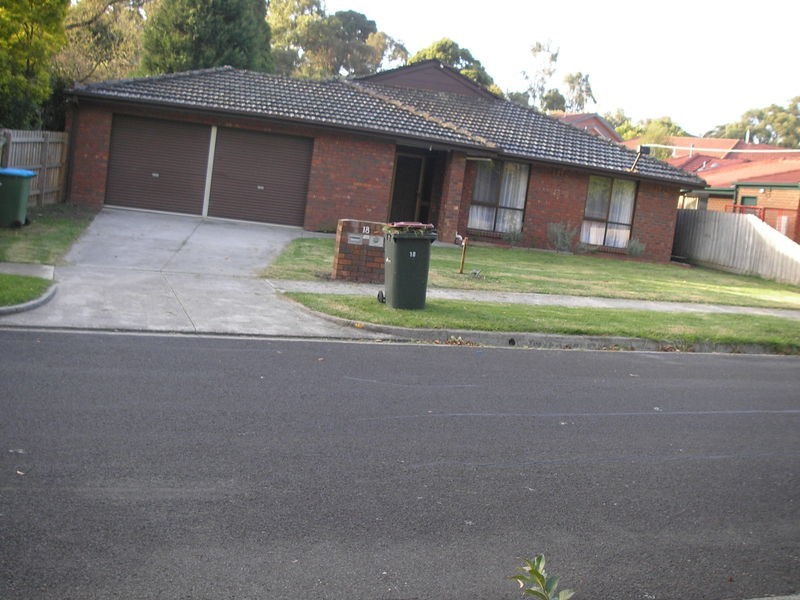 18 Rosedale Crescent, Ringwood East VIC 3135