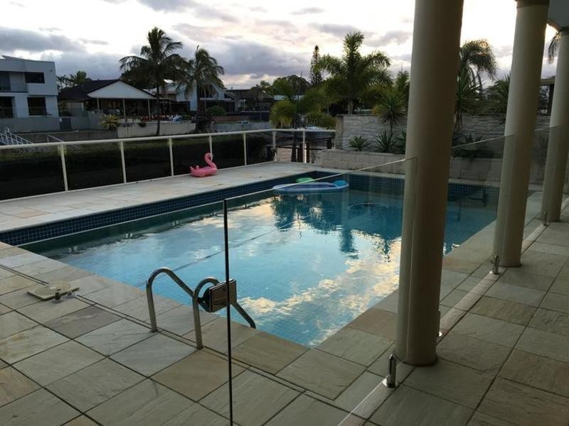 4 Welby St, Broadbeach Waters QLD 4218