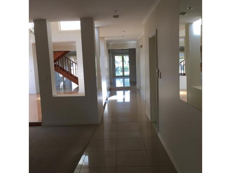 4 Welby St, Broadbeach Waters QLD 4218