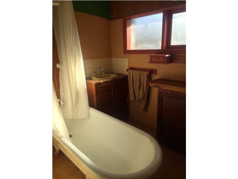 19 Fryers st, Guildford VIC 3451