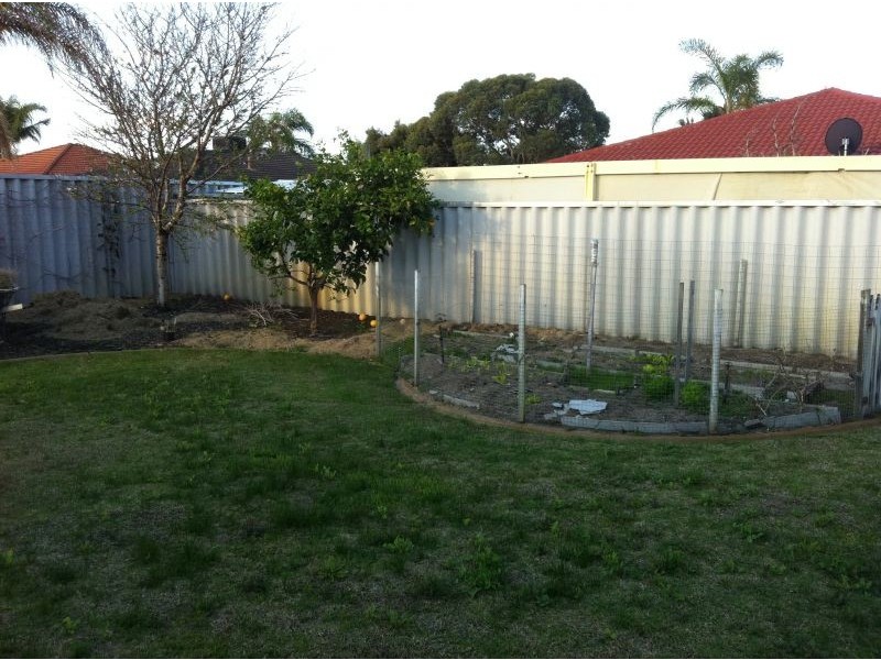 14 Port Royal Dr, Safety Bay WA 6169