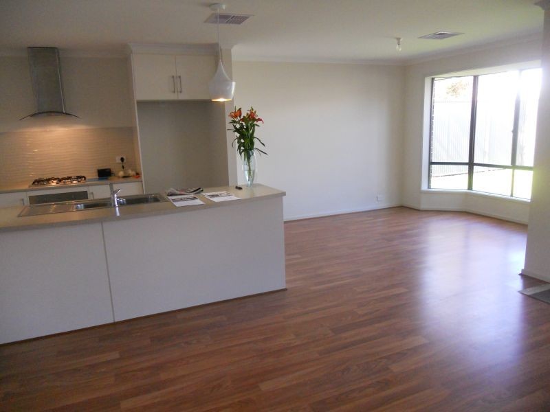 24 Weeroona Ave, Port Noarlunga South SA 5167