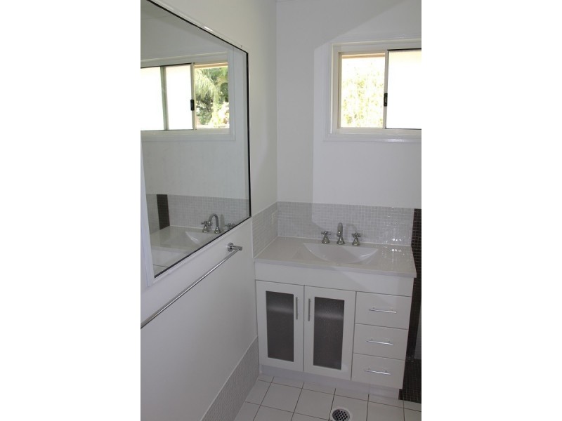 5 Hazelwood Cres, Cannonvale QLD 4802