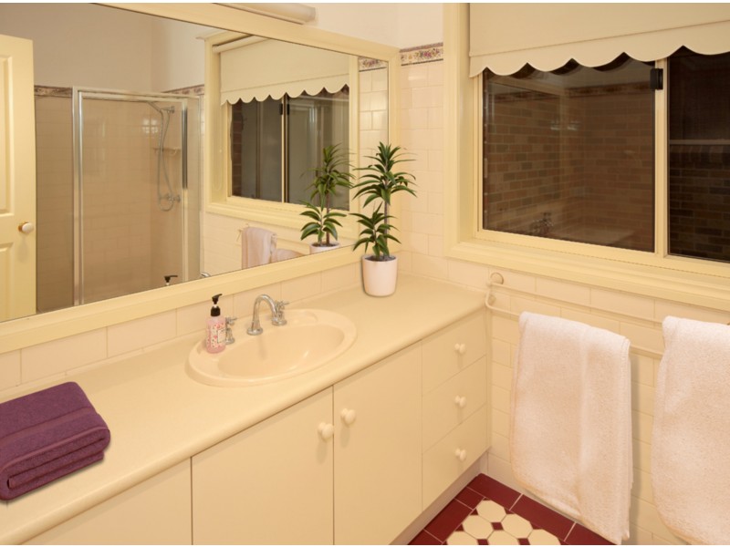 5 Derwent Ave, Tatton NSW 2650