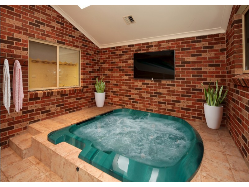 5 Derwent Ave, Tatton NSW 2650