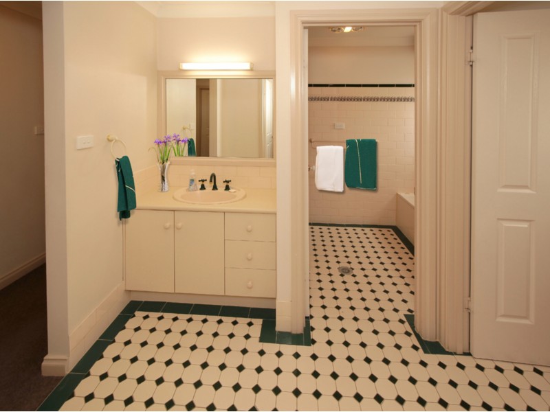 5 Derwent Ave, Tatton NSW 2650