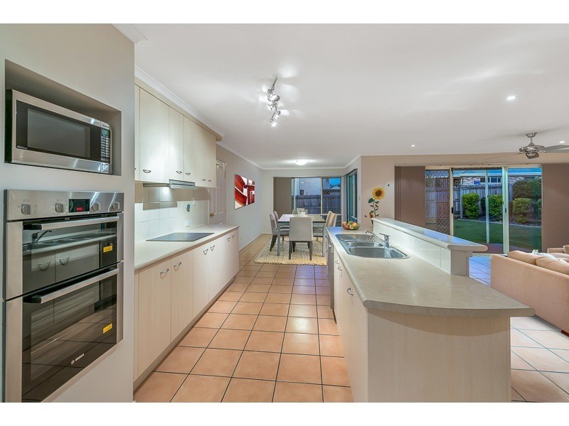 8 Oakview Street, Parkinson QLD 4115