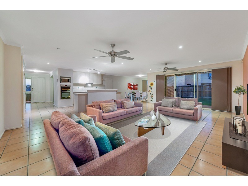 8 Oakview Street, Parkinson QLD 4115