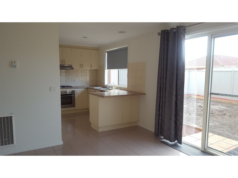 16 Yendon Close, Caroline Springs VIC 3023