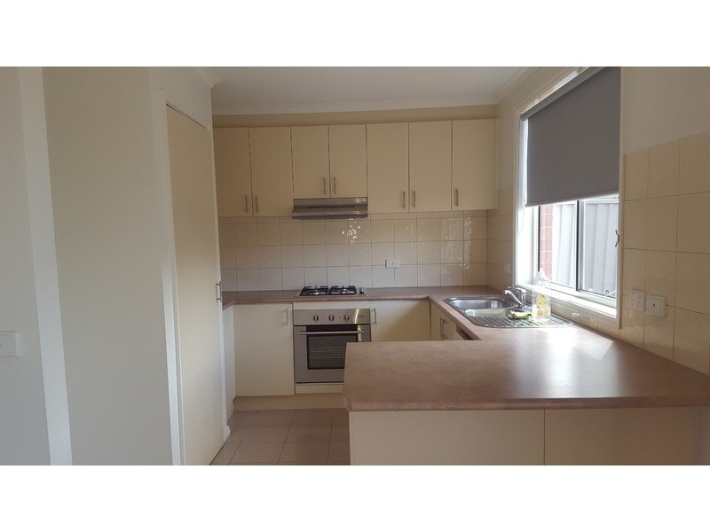 16 Yendon Close, Caroline Springs VIC 3023