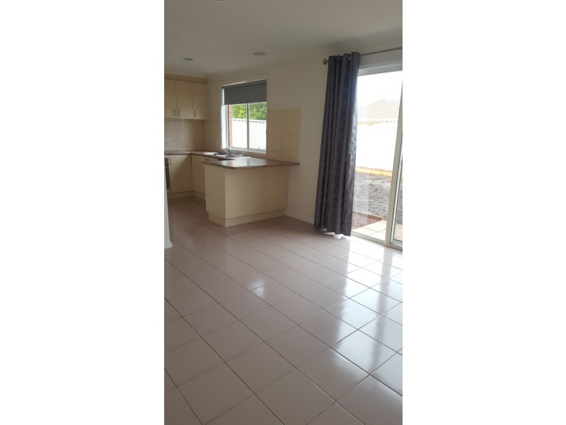 16 Yendon Close, Caroline Springs VIC 3023