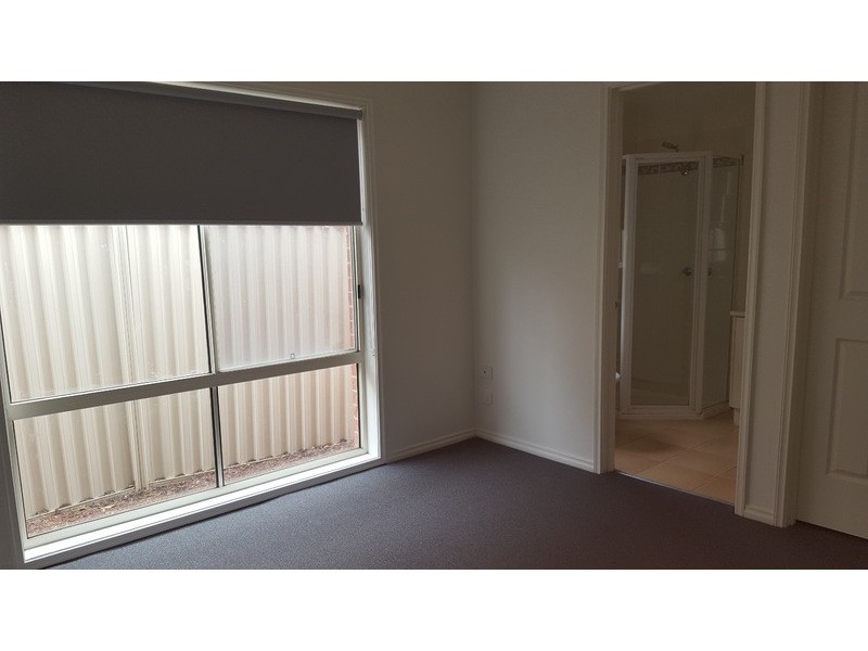 16 Yendon Close, Caroline Springs VIC 3023