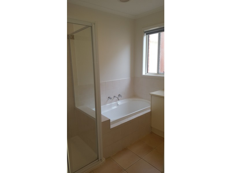 16 Yendon Close, Caroline Springs VIC 3023