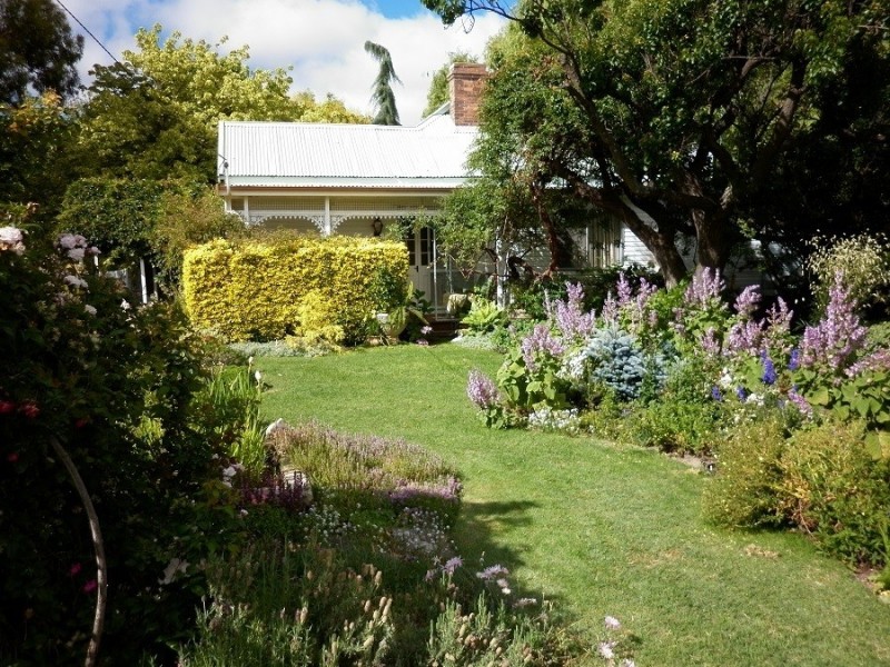 9 Mackay Avenue, Walcha Road NSW 2354